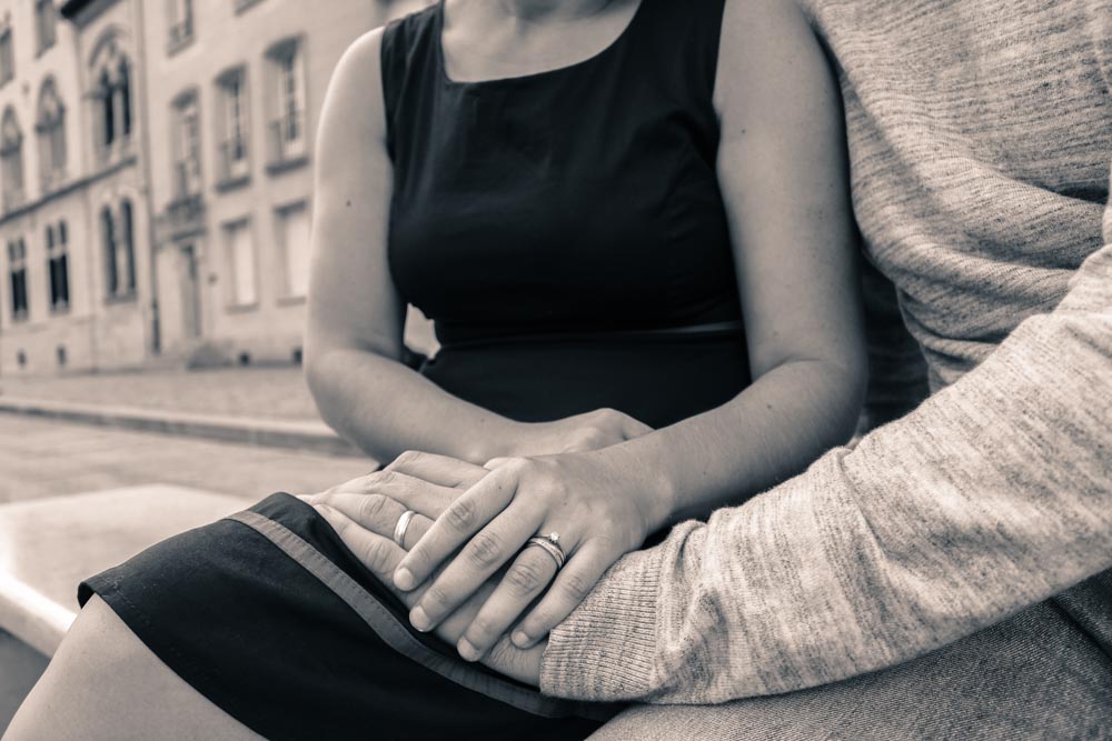 Séance d'engagement sur les lieux du premier baiser mains