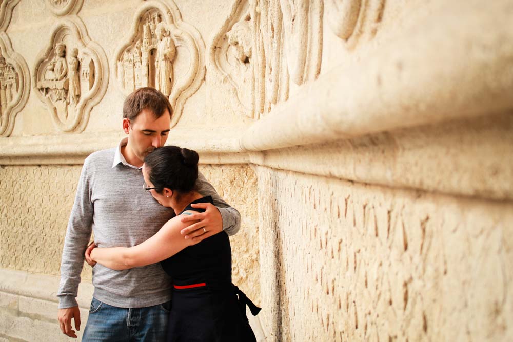 Séance d'engagement sur les lieux du premier baiser relief