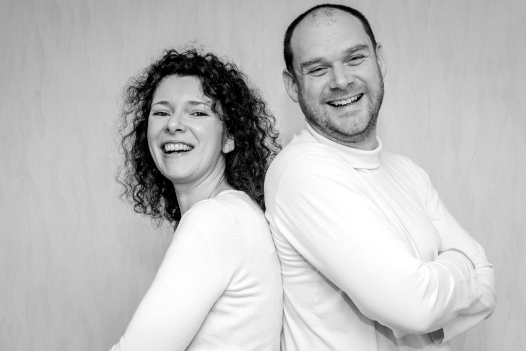 photo de famille frère et soeur noir et blanc