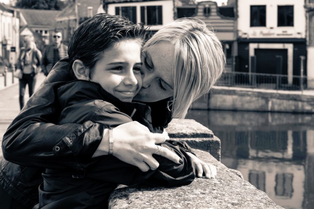 Séance photo mère fils bisou