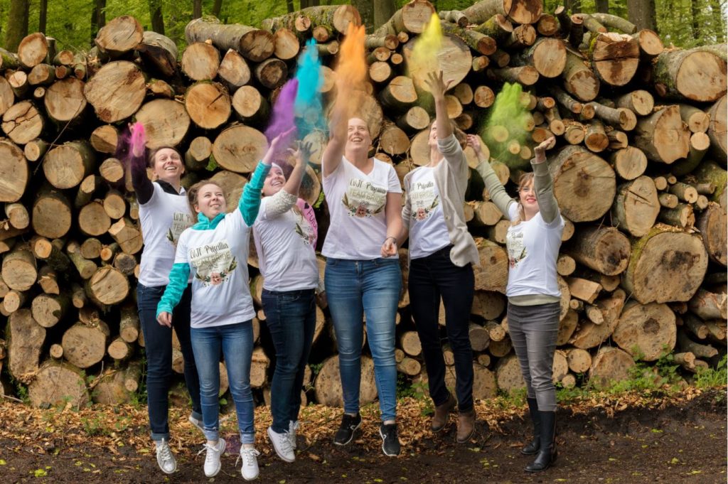 Enterrement de vie de jeune fille en couleurs groupe