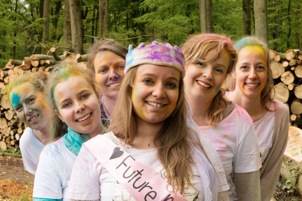 Enterrement de vie de jeune fille en couleurs photo groupe