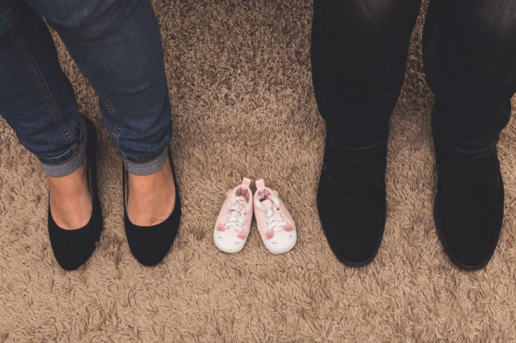 Séance maternité à domicile chaussures