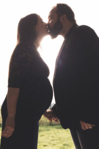 couple femme enceinte baiser