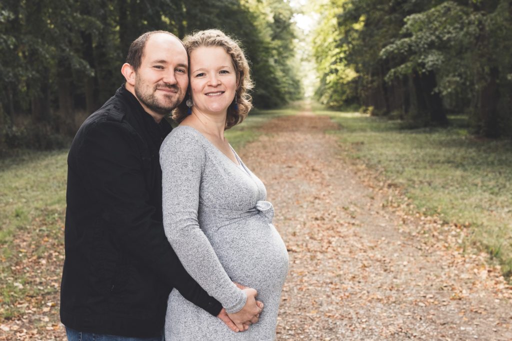 séance famille dans une belle allée arborée couple