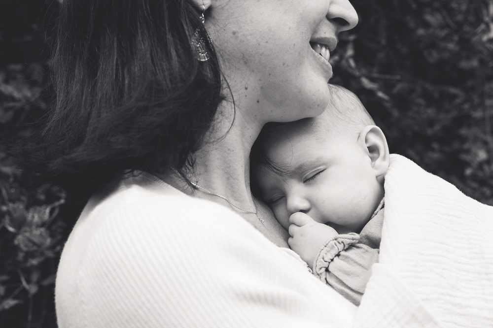 bébé endormi dans les bras de maman Anne D. Lefèvre Photographe Amiens