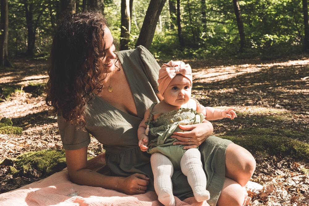 maman et fille en forêt