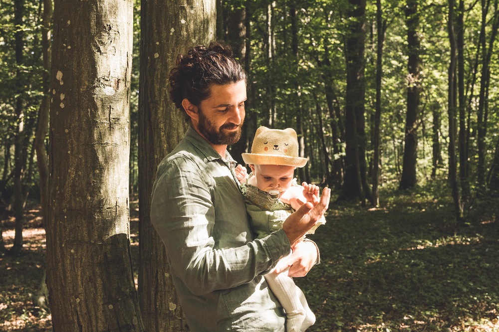 père et fille en forêt